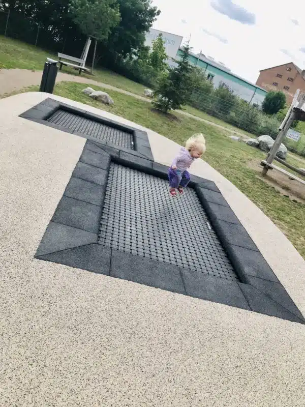 kleinkind-auf-dem-trampolin alla hopp anlage grünstadt